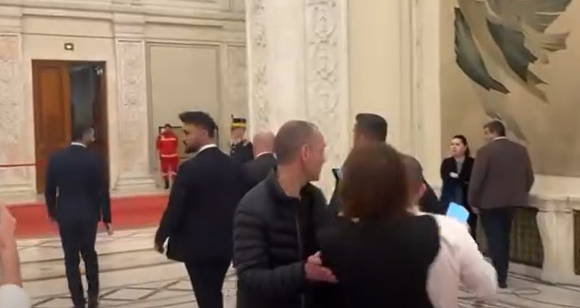 Mai multe ONG-uri și zeci de jurnaliști critică „opacitatea şi agresivitatea” Guvernului Bolojan