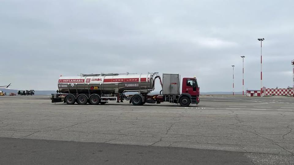 Lukoil-Moldova, amendată cu până la 5 milioane de lei pentru nerespectarea deciziei privind complexul petrolier al Aeroportului Chișinău