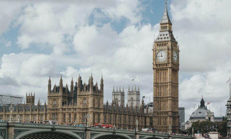 Cât contribuie românii la economia Marii Britanii. Raport