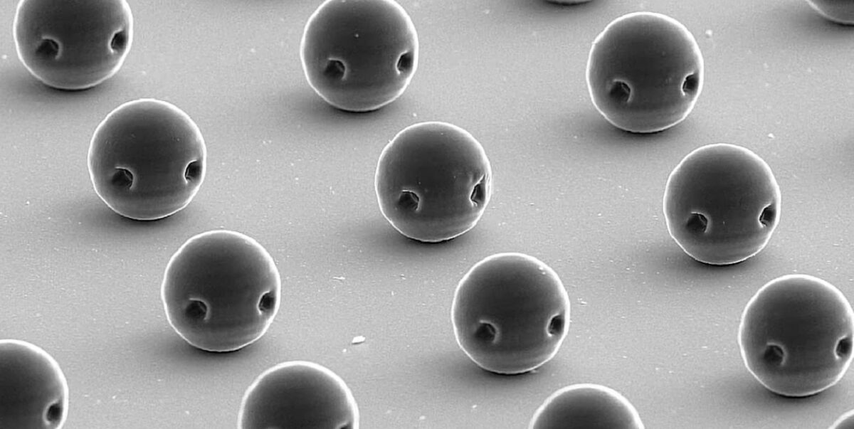 O invenție incredibilă: Nanoroboți care înoată în vasele sanguine pentru a livra medicamente