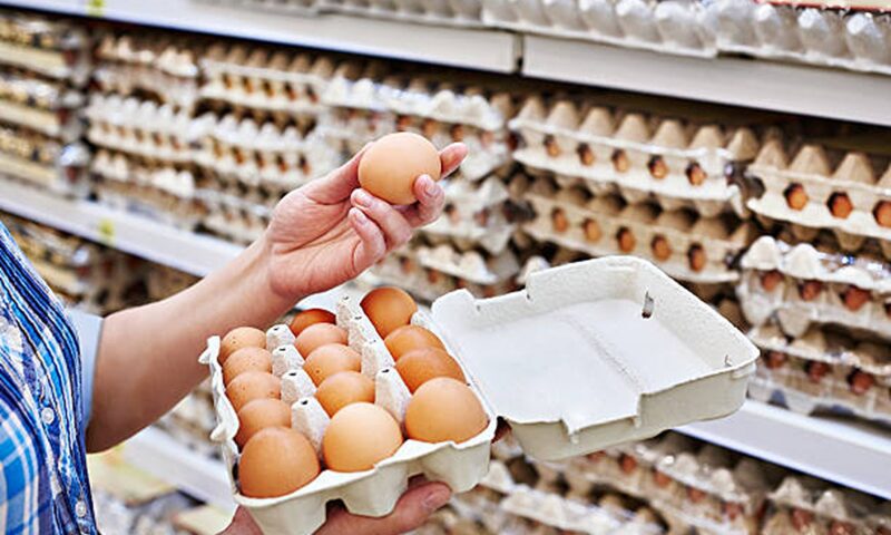 Ouă mici mai ieftine sau ouă mari mai scumpe? Care merită banii