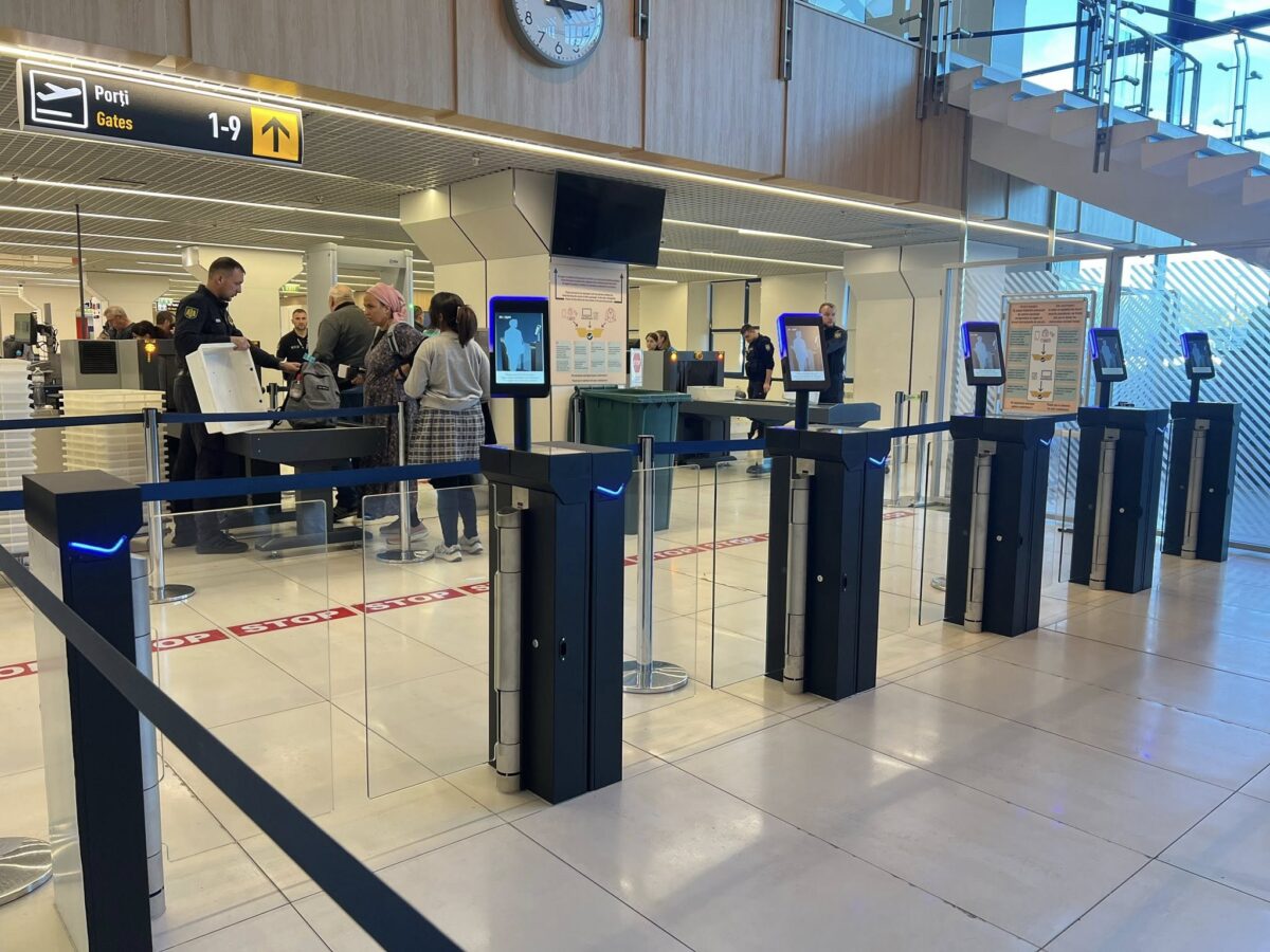 Pasagerii fără bagaje pot trece direct spre îmbarcare. Aeroportul Chișinău lansează porțile inteligente