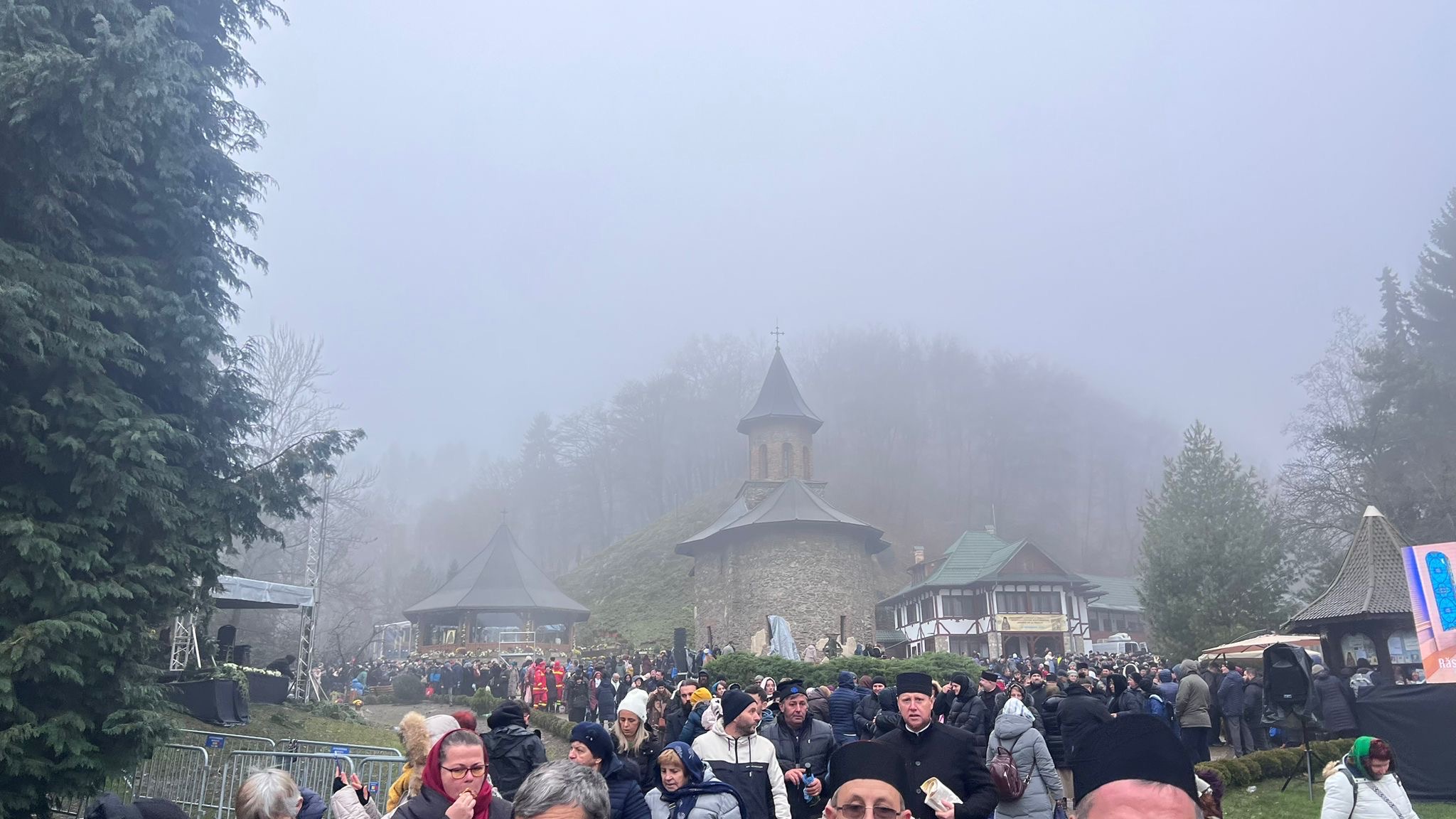 Pelerinaj impresionant la Prislop. Mii de credincioși, prezenți la proclamarea locală a canonizării Sfântului Cuvios Arsenie. Cozi uriașe