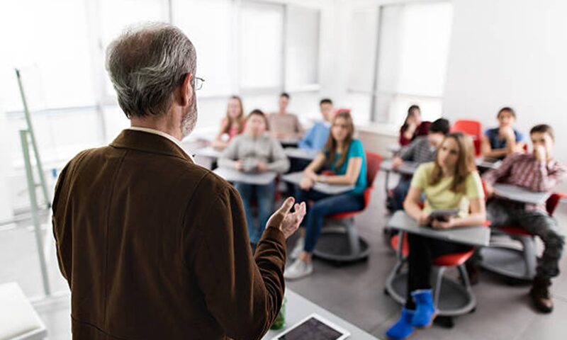 Legea salarizării provoacă revolta profesorilor. Ce sporuri sunt eliminate și cât se poate câștiga la catedră