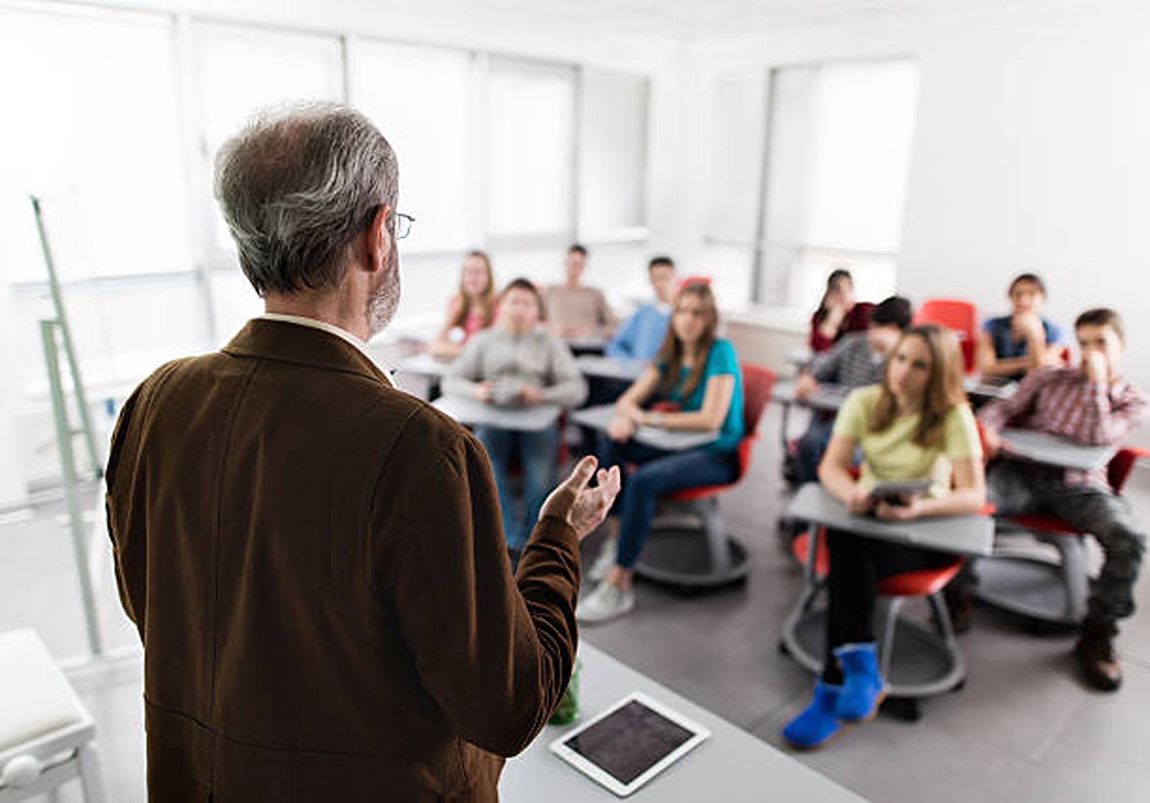 Legea salarizării provoacă revolta profesorilor. Ce sporuri sunt eliminate și cât se poate câștiga la catedră