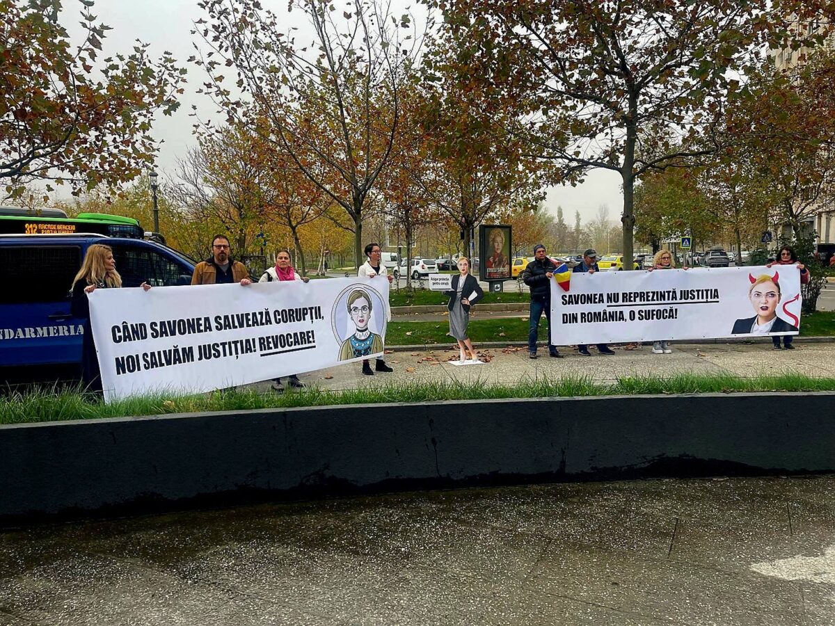Protest în fața ÎCCJ împotriva Liei Savonea: Vrem justiția corectă înapoi