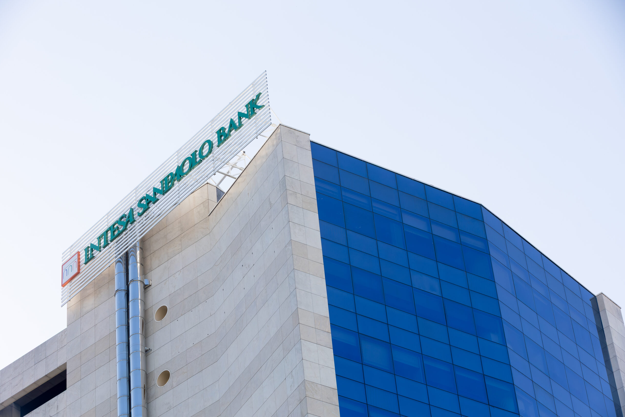 Intesa Sanpaolo Bank România, mesaj adresat clienților transferați de la First Bank