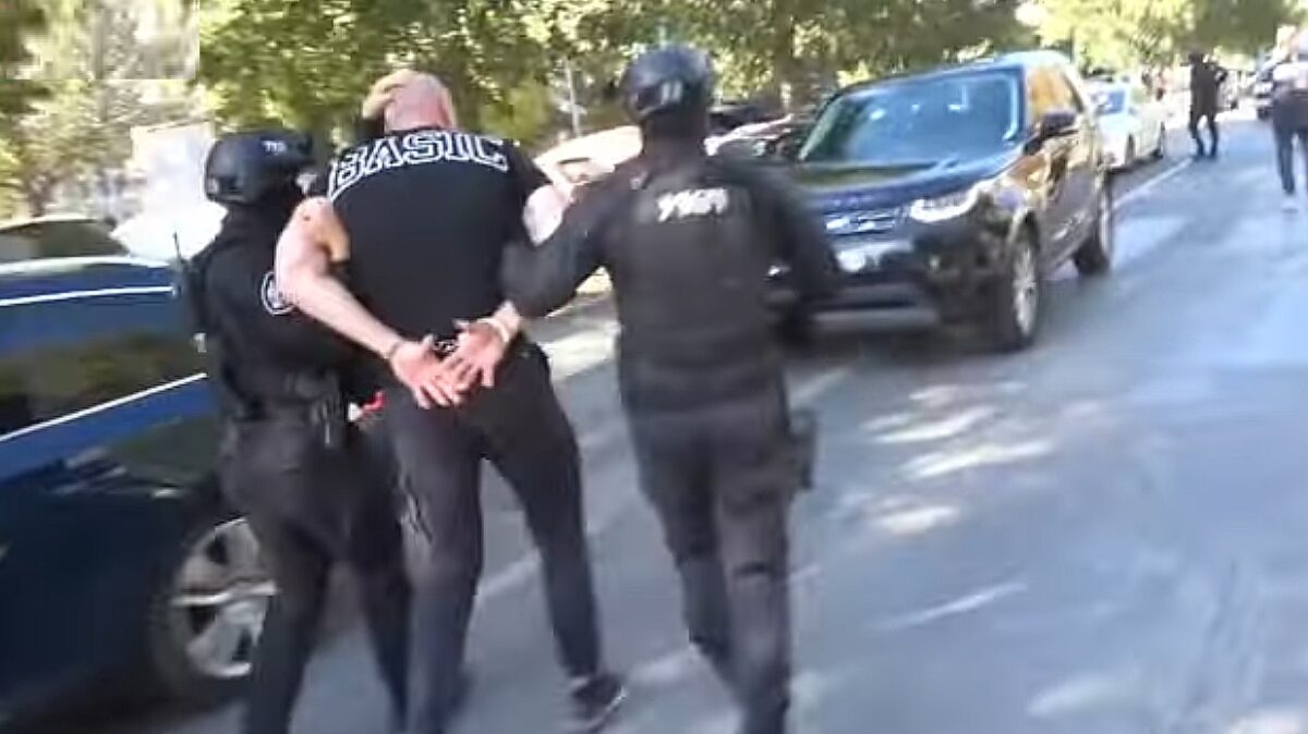 Lider ale protestelor din Novi Sad, reținut pentru o presupusă simulare a unei tentative de omor