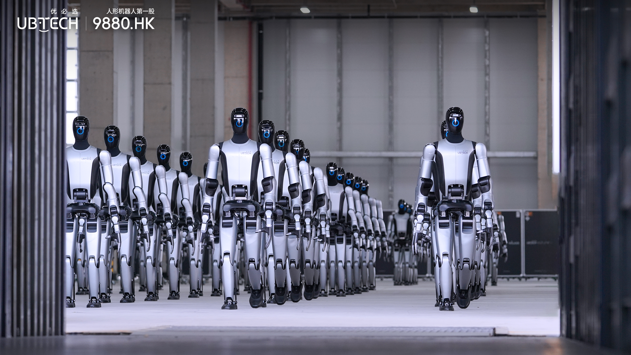 Roboții chinezi uimesc lumea. Demonstrații spectaculoase de kung fu, mânuind nunchakus și săbii 