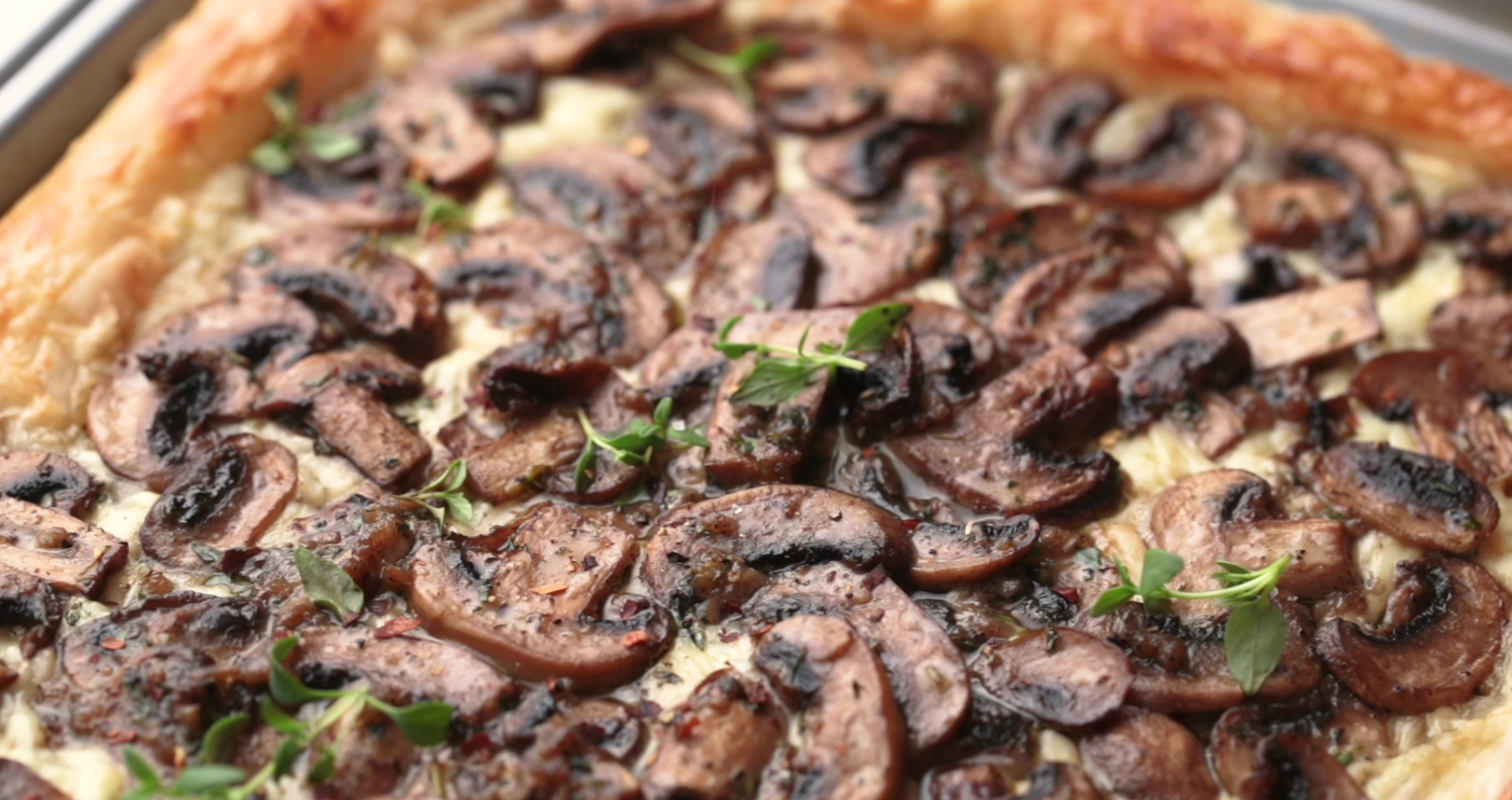 Tartă rustică cu ciuperci, brânză de capră și cimbru. Rețeta care aduce miros de toamnă în bucătărie