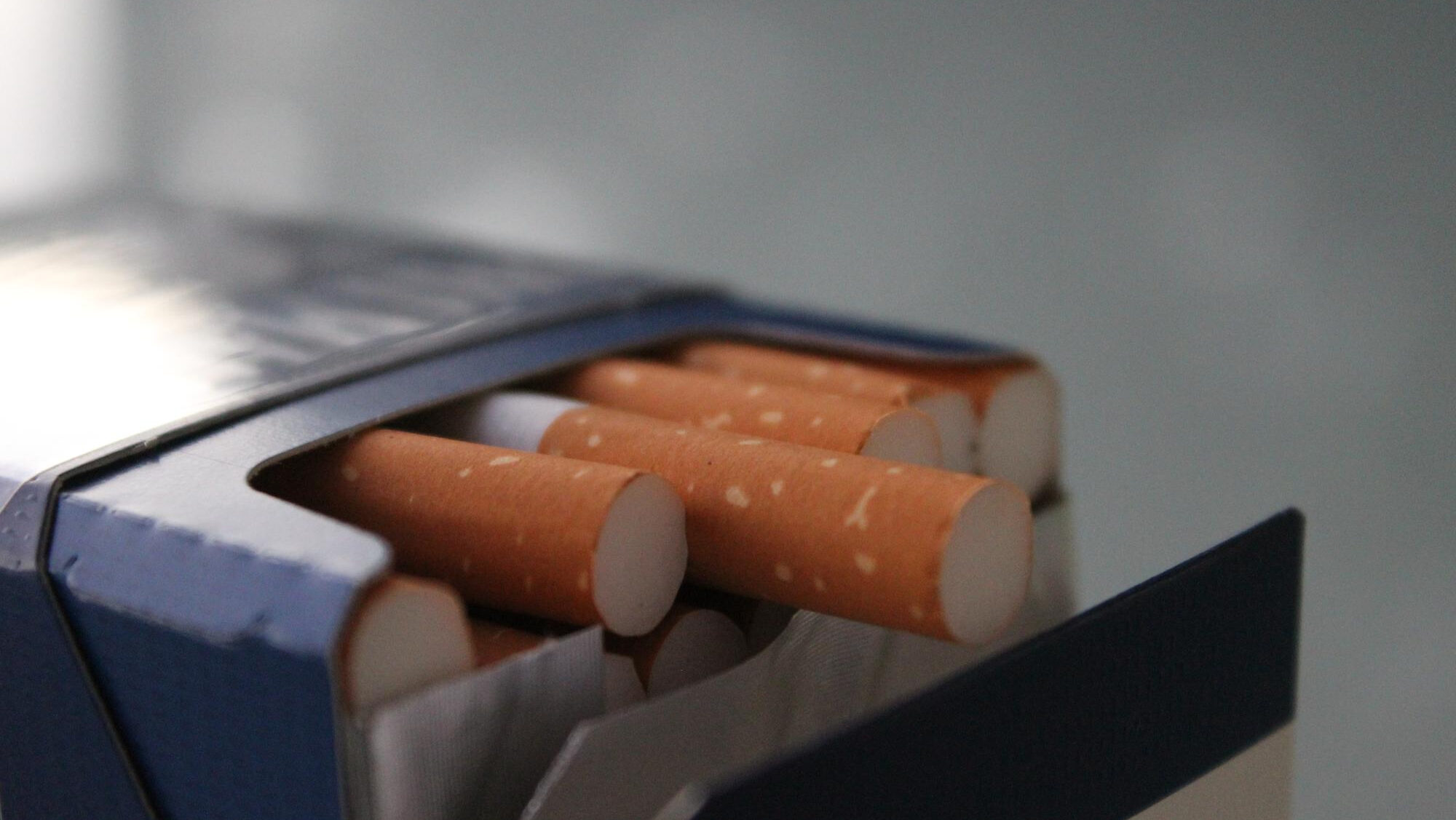 Țigările se scumpesc de la 1 aprilie. Cât vor plăti în plus fumătorii