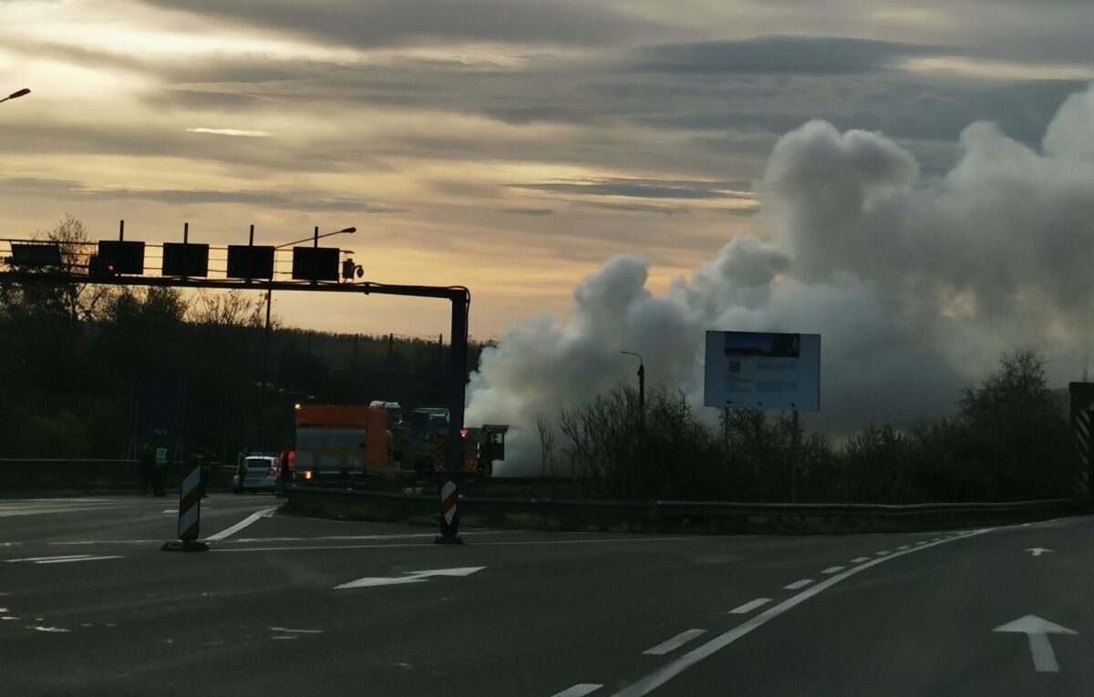 Trafic blocat pe Autostrada Soarelui. Un TIR a luat foc în zona stației de taxare Fetești