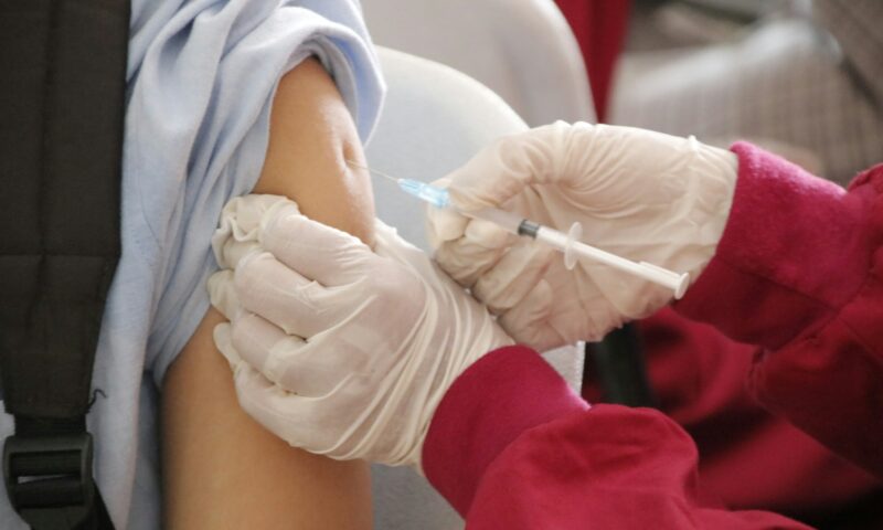 Administrația Biden a ignorat posibilele efecte adverse ale vaccinurilor COVID. Raport al Senatului SUA