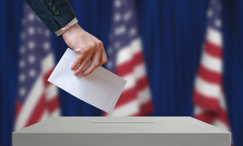 Au votat fără să fie cetățeni americani. Acum contestă legea care îi poate trimite în fața instanței