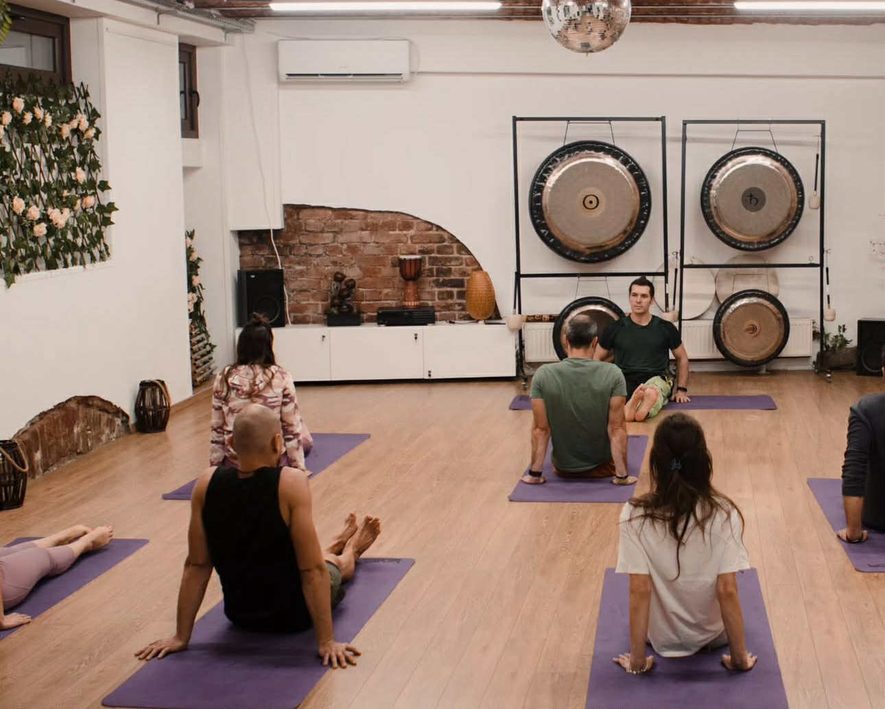 Exclusiv. De ce se apucă oamenii de yoga, de fapt. Drumul către „spiritualitate”