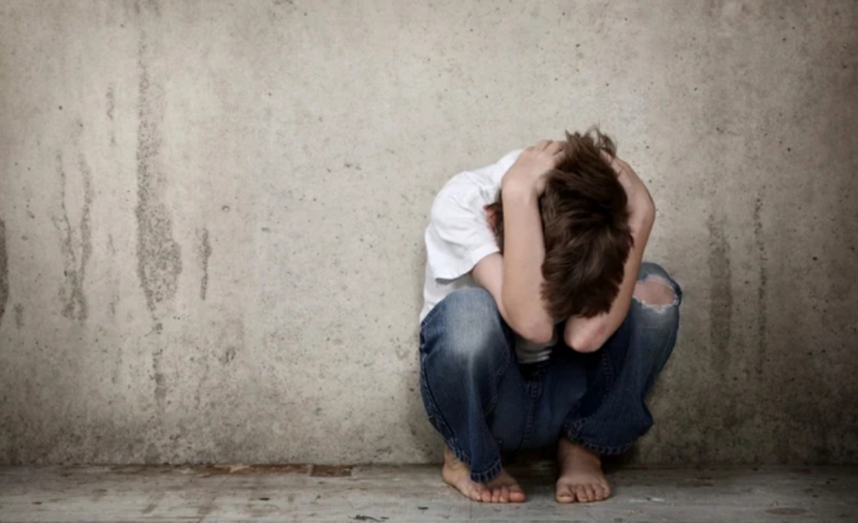 Un sibian și-a sugrumat fratele bolnav de epilepsie. Făptașul s-ar fi enervat din cauza crizelor pe care le avea victima