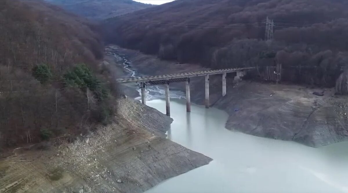 Trei zile fără apă în Prahova și Dâmbovița. Turbiditatea apei Barajului Paltinu a blocat Stația de Tratare