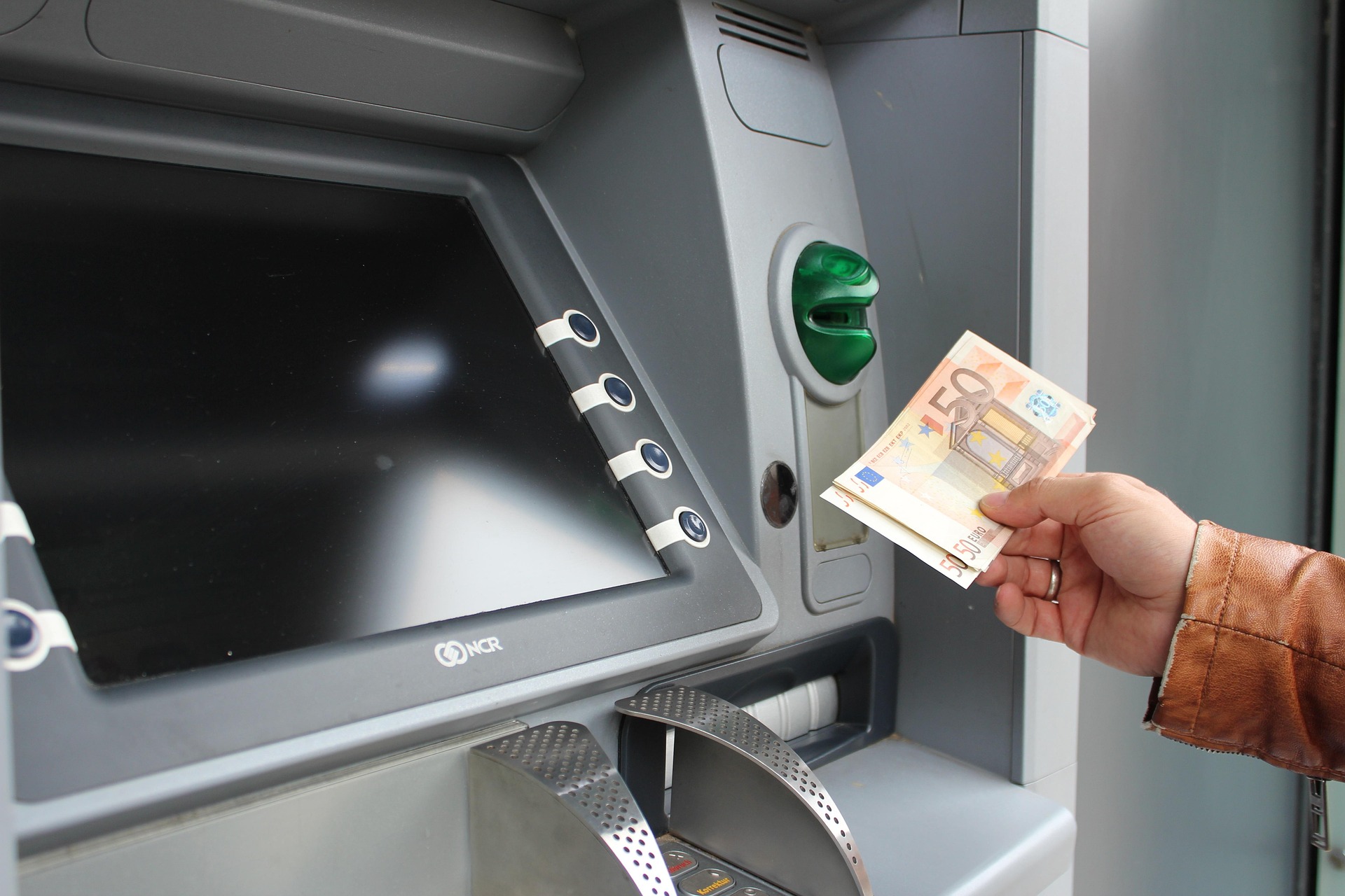 Ofițer de securitate de la CEC Bank Iași, arestat după ce ar fi sustras bani din bancomat