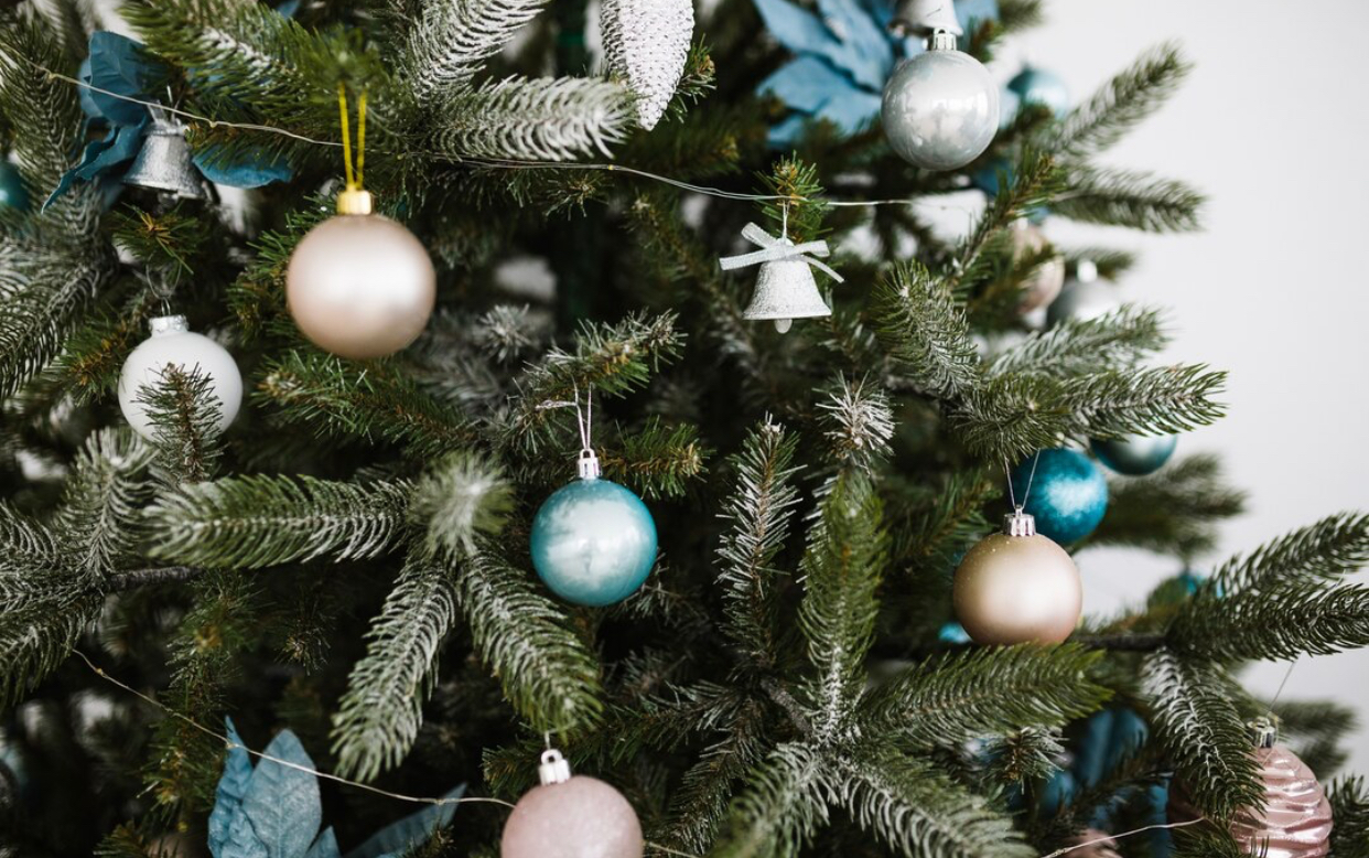 Afacerea care ia amploare înainte de Sărbători. Un brad artificial costă cât sejur în Elveția