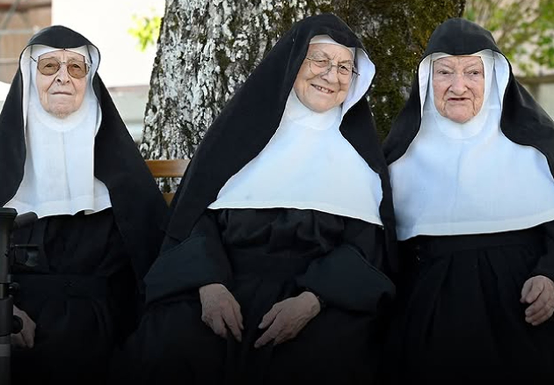 Cele trei călugărițe care au fugit de la un azil din Alpi negociază regulile vieții lor în mănăstire