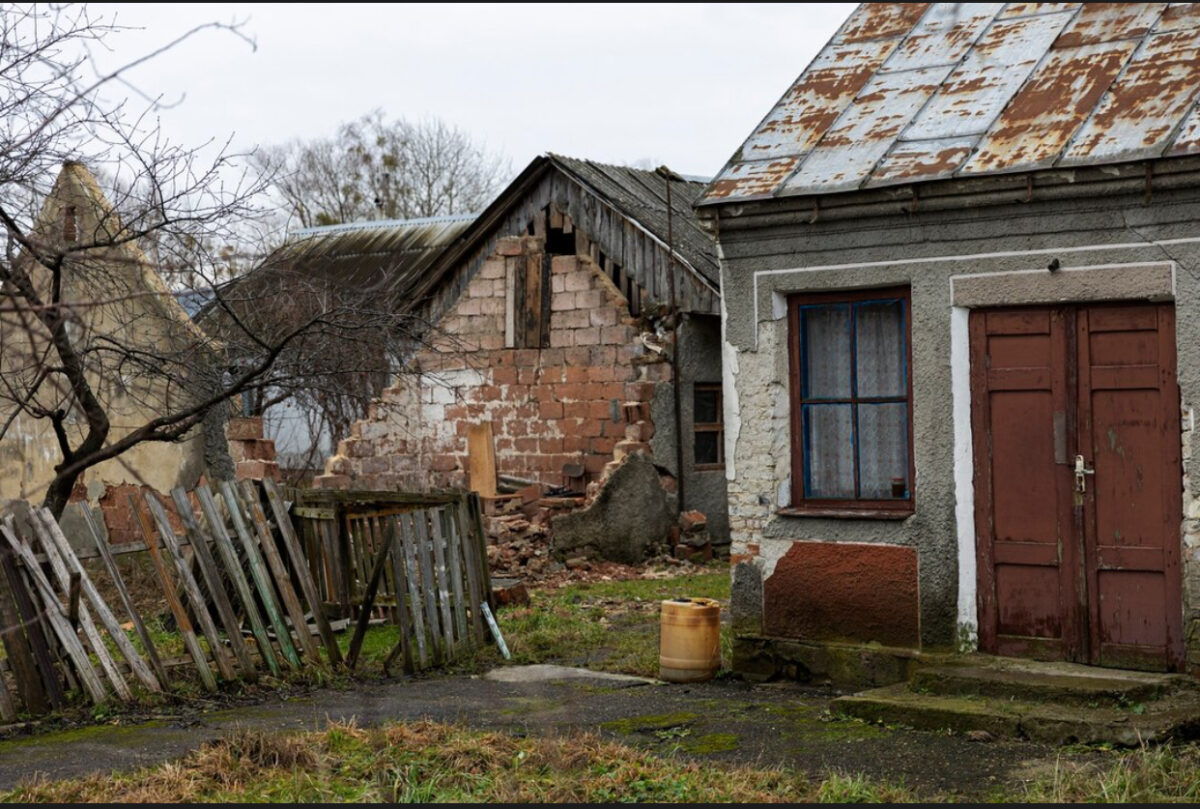 Casele bătrânești de lângă București, vândute la preț de vilă cu piscină. Strategia proprietarilor care vor să atragă clienți rapid