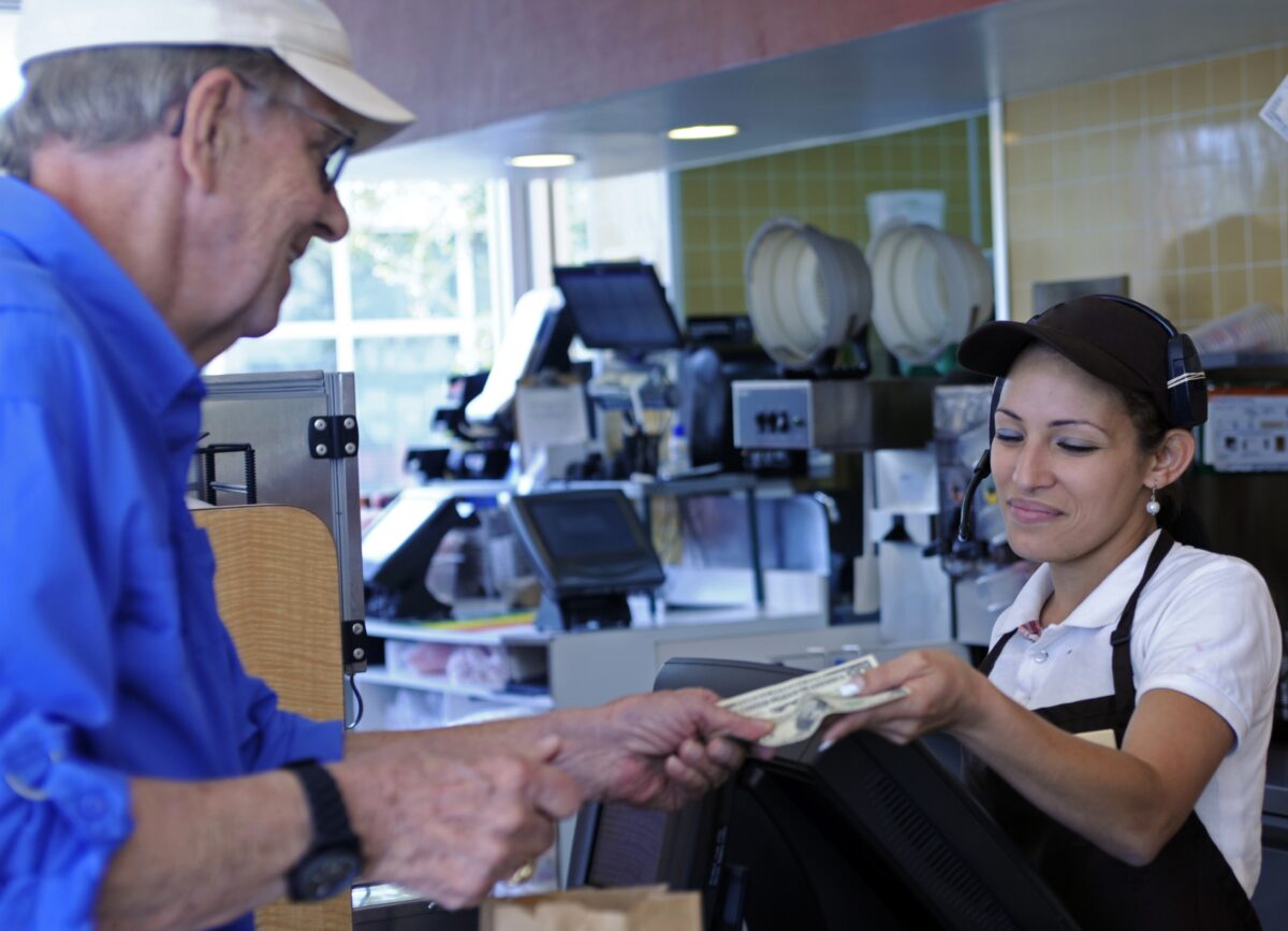 Războiul împotriva banilor în numerar ia sfârșit. Lege pentru acceptarea tranzacțiilor cu cash în SUA