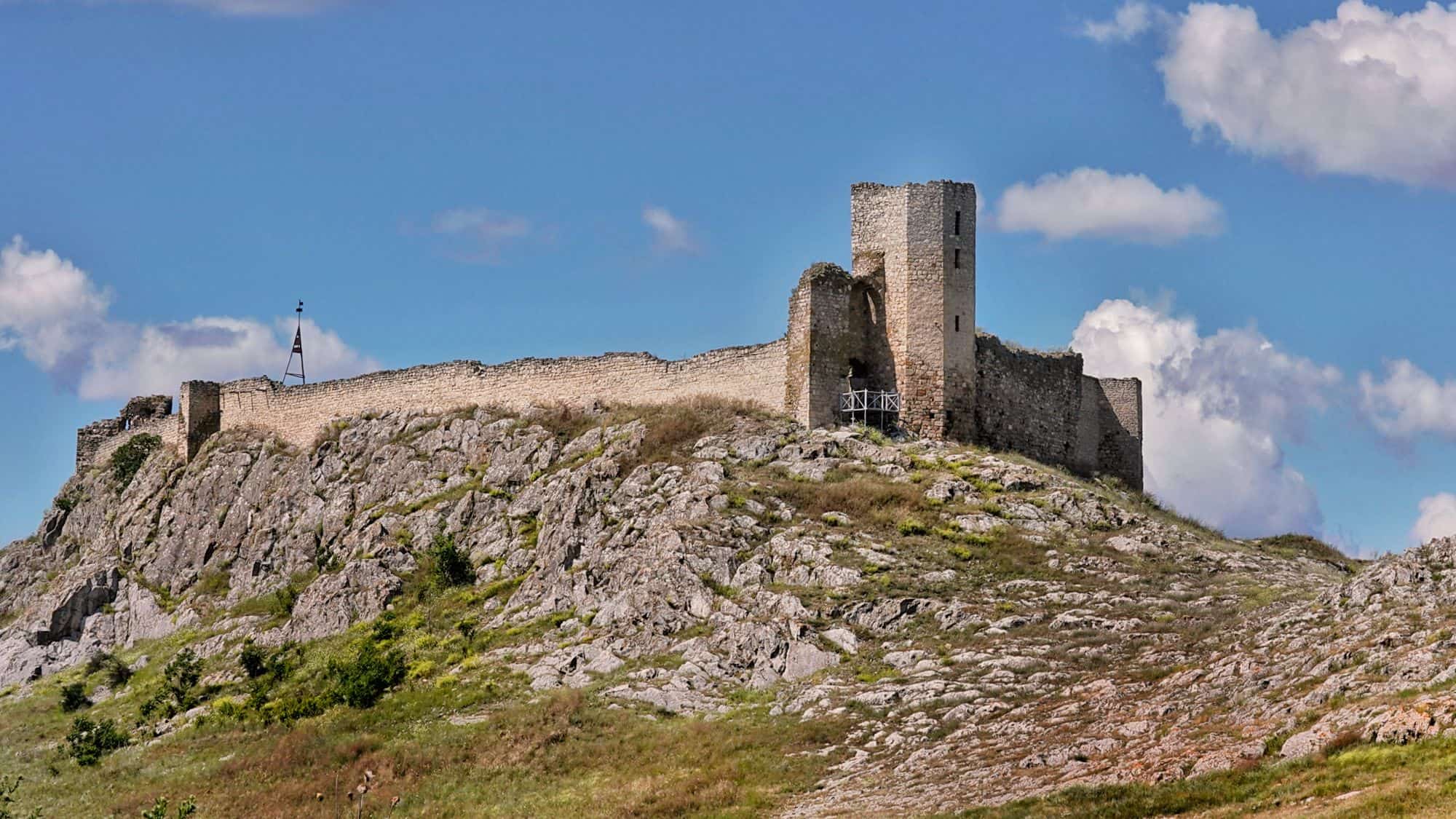 Enisala, cetatea din Dobrogea rămasă suspendată între vânt și timp