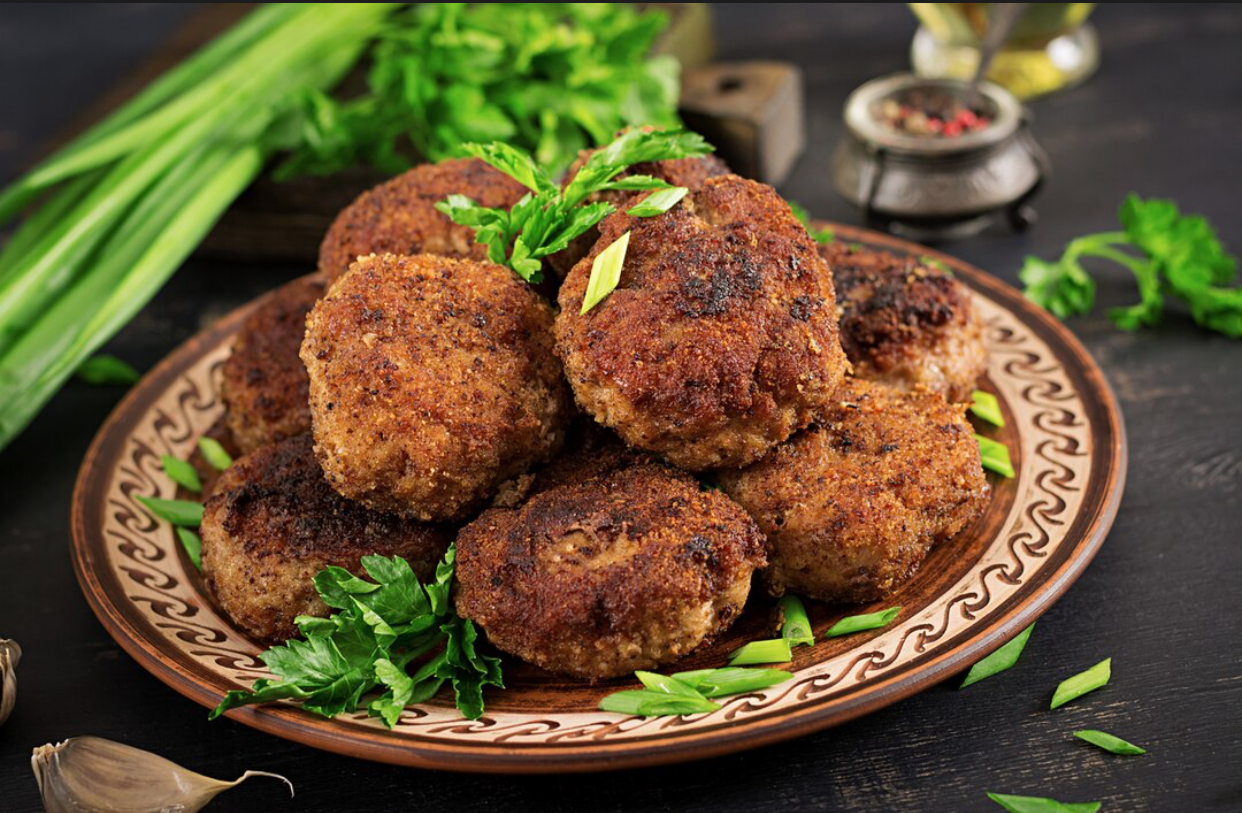 Chiftele de post cu fasole, linte și năut. Două rețete simple și ieftine