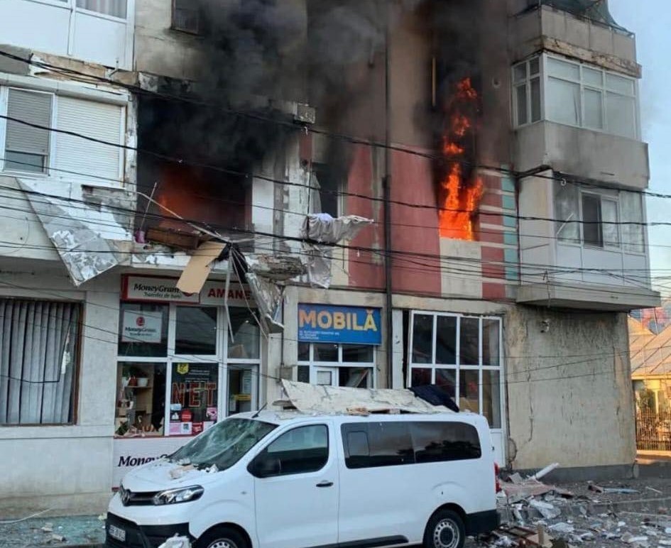 Explozie puternică într-un bloc din Înșurăței, județul Brăila. Mai multe apartamente au fost avariate