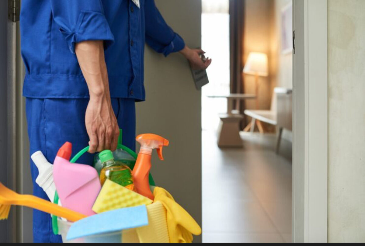 Firmele de curățenie dau lovitura înainte de Sărbători. Cât trebuie să plătești pentru a avea casa curată