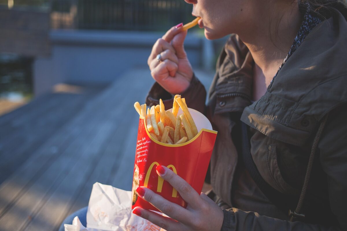 Cum a ajuns mâncarea fast-food în România și cum arăta ea în era comunistă