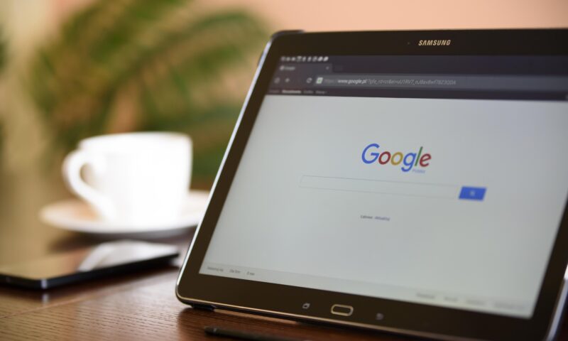 Pariuri pe „ce caută lumea”. Un  inginer Google a făcut o avere, folosind informații din interior