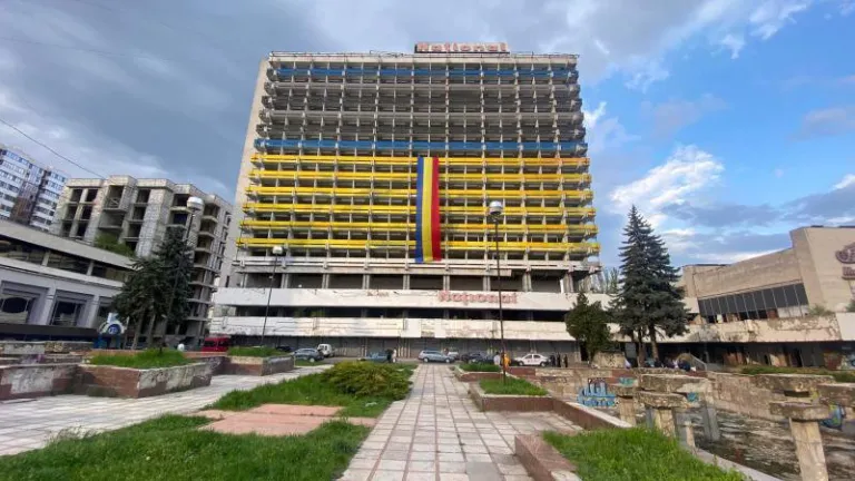 Clădirea abandonată „Național” ucide, iar Poliția și Primăria se pasează vina, în timp ce copiii riscă viața