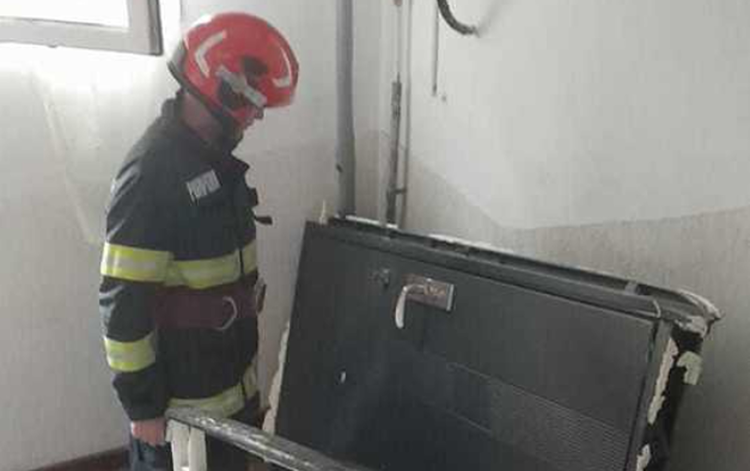 Explozie într-un bloc din Râmnicu Sărat. Deflagrația ar fi fost provocată de acumulări de gaze