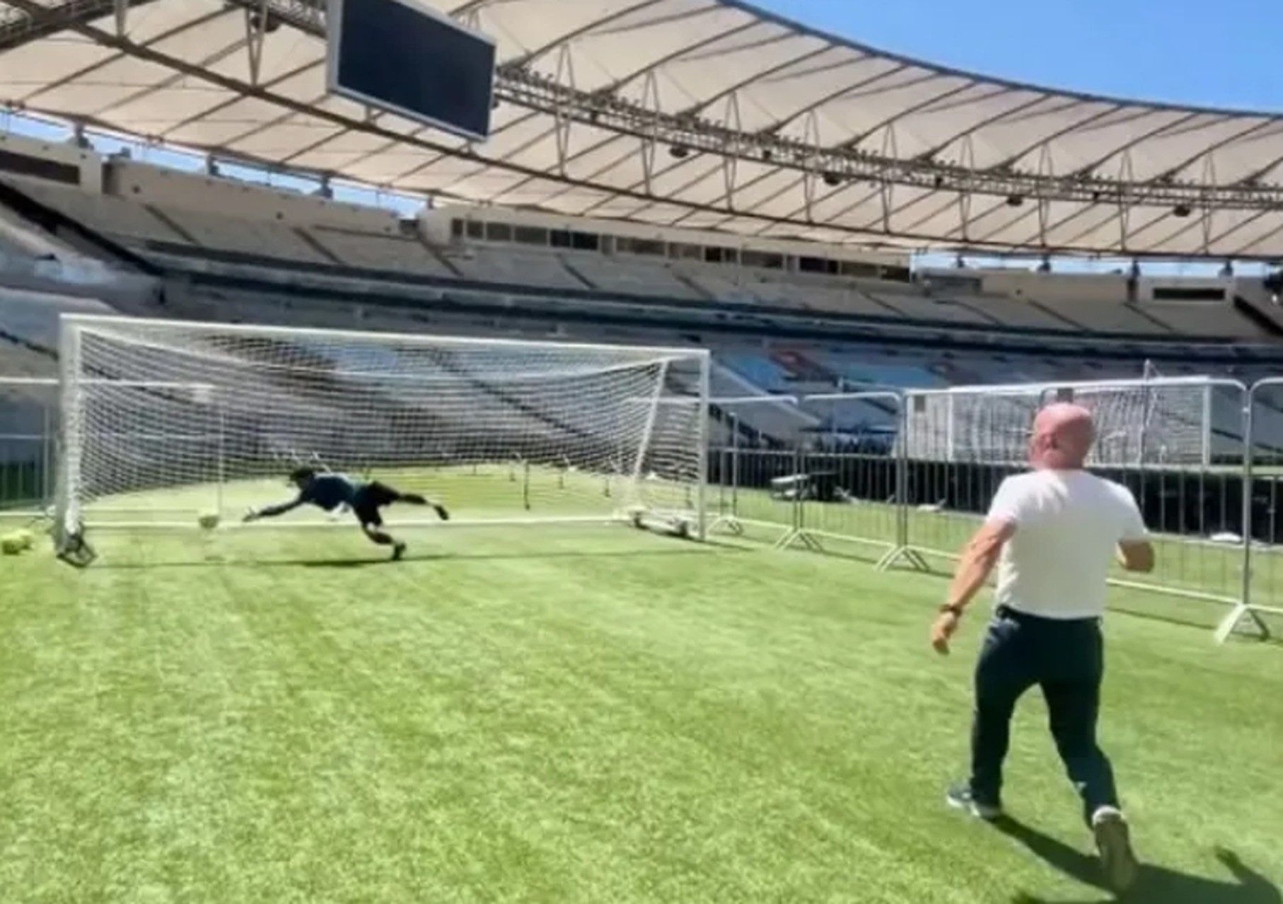 Emil Boc a dat gol pe stadionul Maracana. Mesaj pentru clujeni și fanii echipei Universitatea Cluj