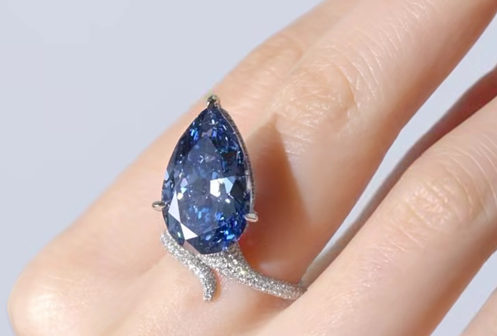 Inelul „Mellon Blue”, vândut pentru 25 de milioane de dolari la o licitaţie din Geneva