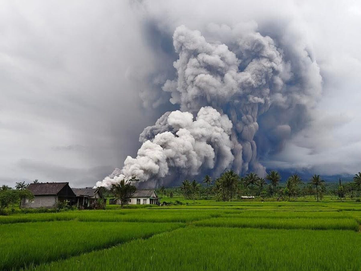 Vulcanul Semeru din Indonezia a erupt violent de 10 ori. Sute de persoane au fost evacuate de urgență