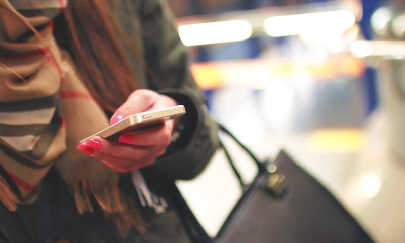 Escrocii au schimbat metoda. SMS-ul care poate goli contul bancar