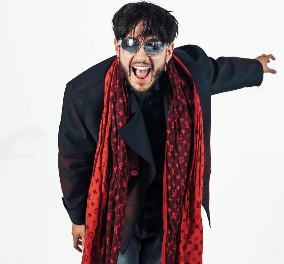 Ce meserii a avut înainte de celebritate Johny Romano. A lucrat și-n Dragonul Roșu