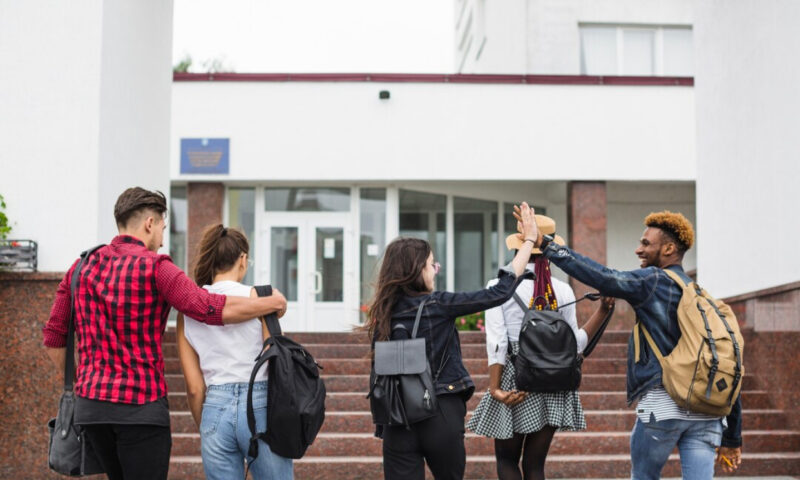 Mai multe burse pentru liceenii români. Până la 70 de elevi vor putea studia în SUA