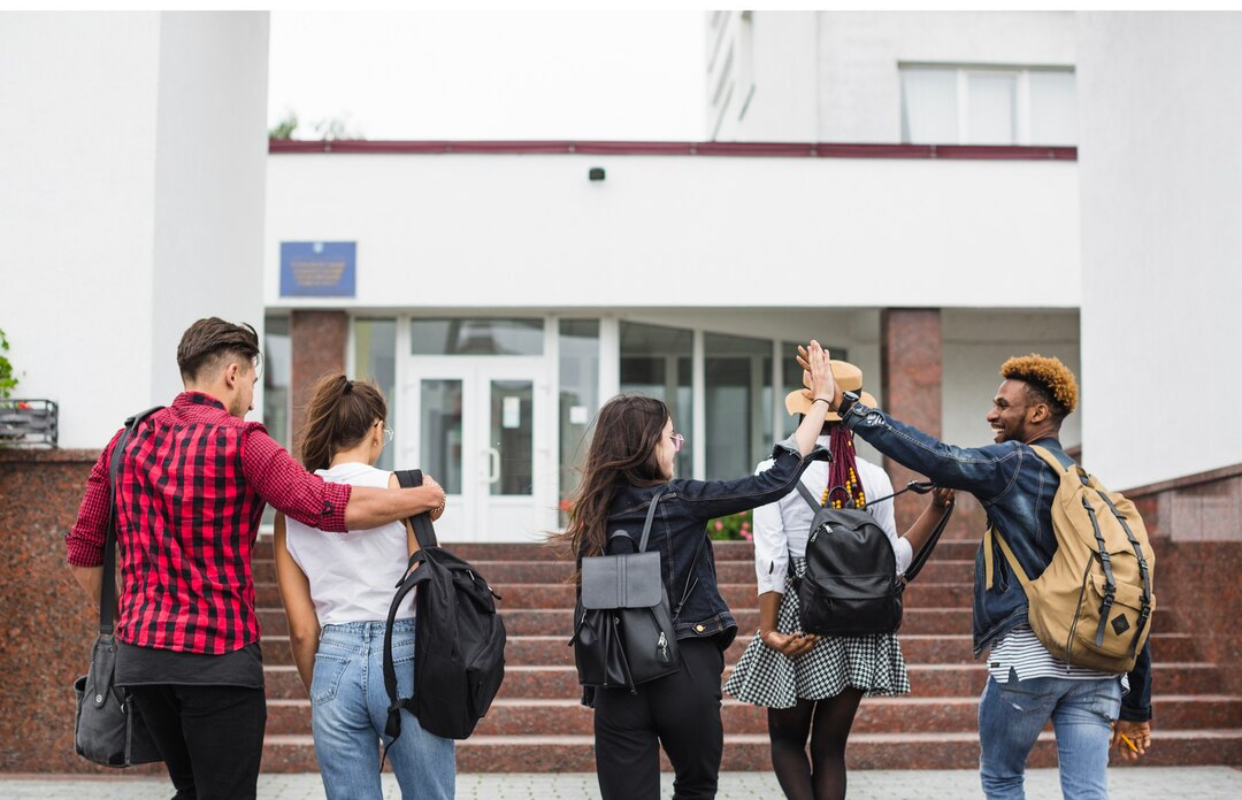 Mai multe burse pentru liceenii români. Până la 70 de elevi vor putea studia în SUA