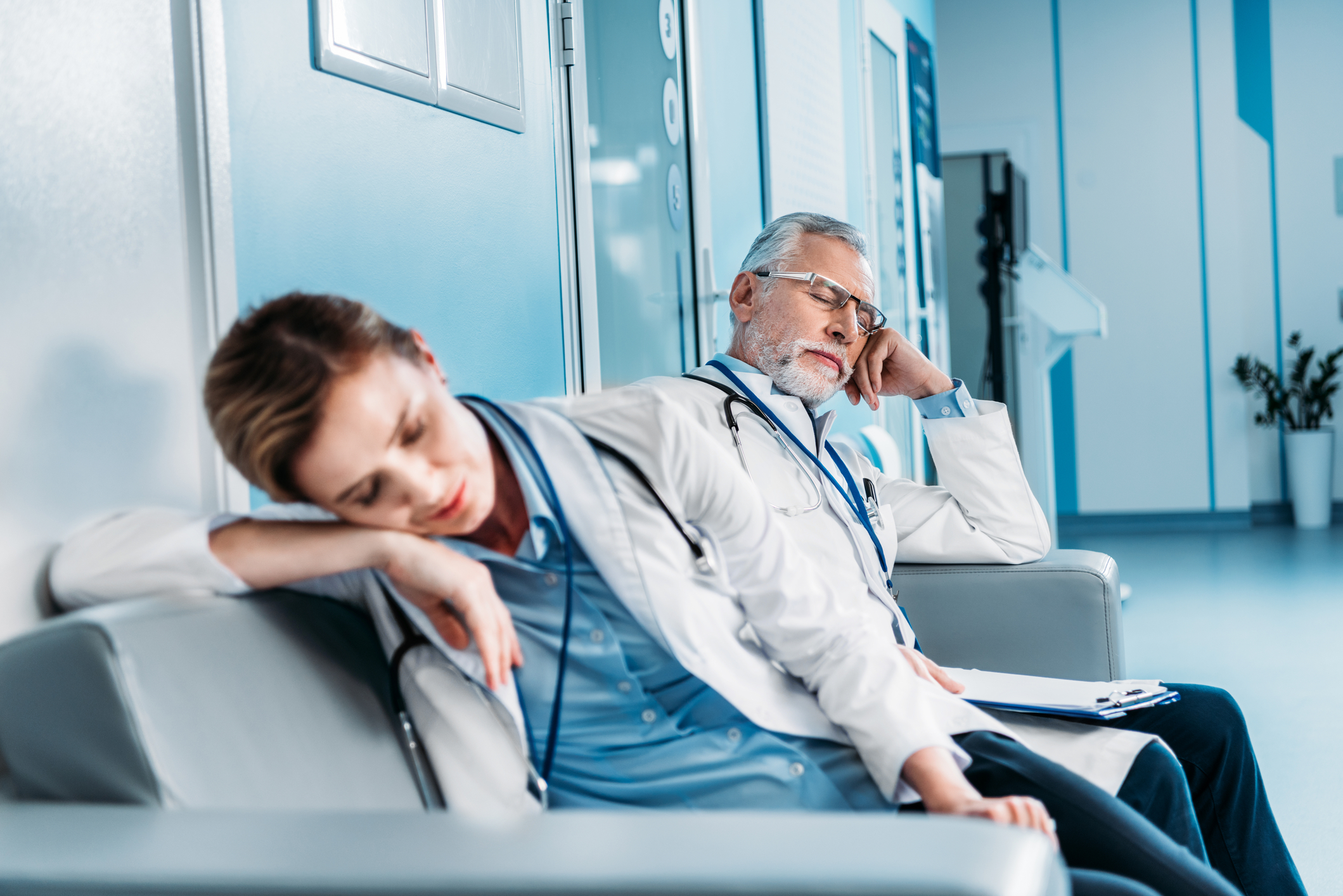 Bani mai mulți pentru medici din gărzi plătite diferit și norme schimbate