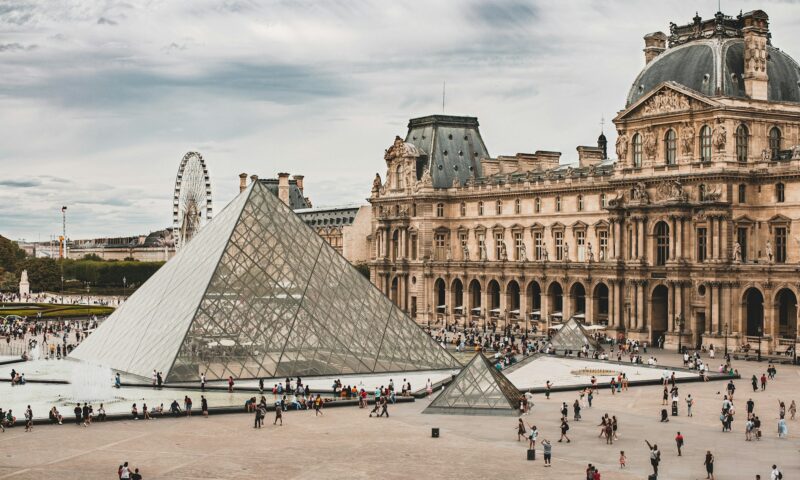 Luvru ar putea fi închis pentru public. Avertismentul directorului muzeului din Paris
