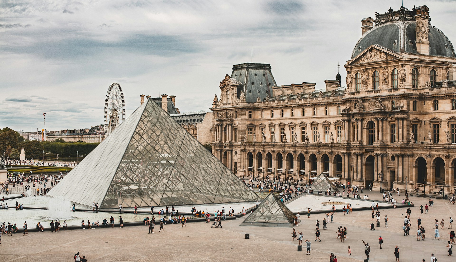 Luvru ar putea fi închis pentru public. Avertismentul directorului muzeului din Paris