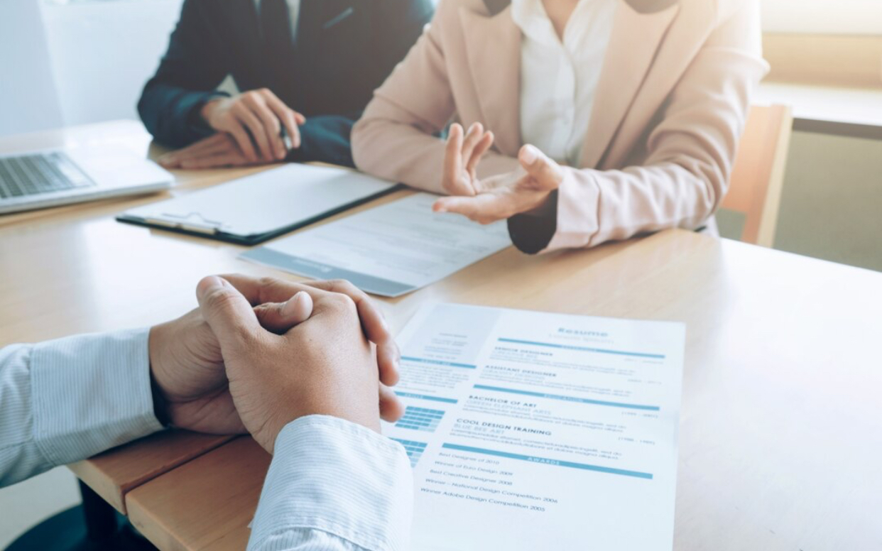 Domeniile în care se caută angajați înainte de Sărbători: Salarii mari și bonusuri generoase