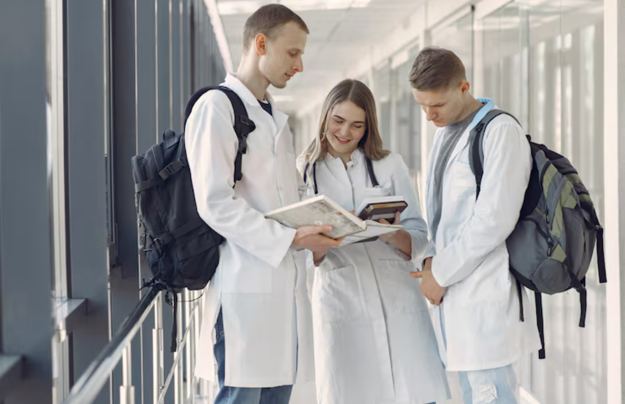 Rezidențiat 2025. Luptă strânsă pentru locurile din sistemul medical. Peste 10.000 de candidați s-au înscris la concurs