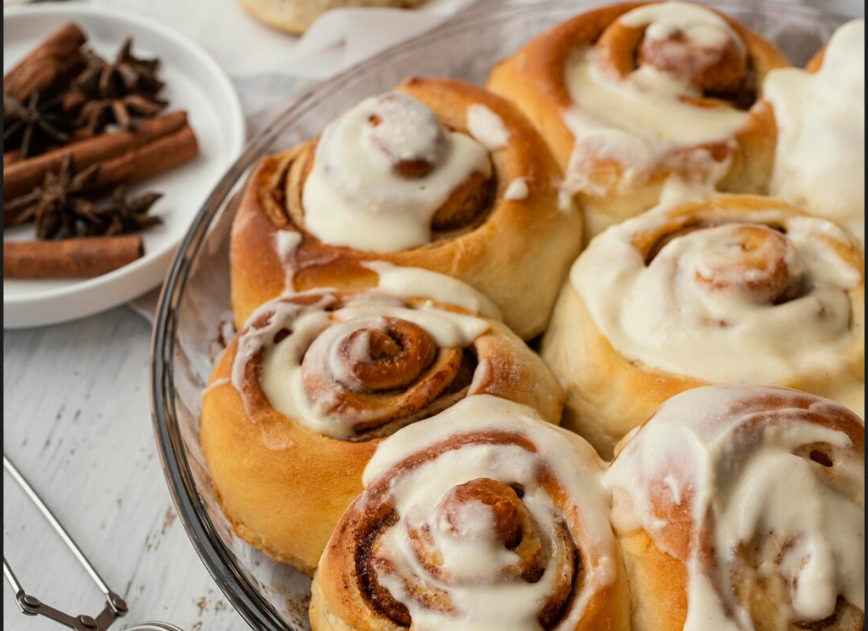 Desertul care face furori pe internet. Rulouri cu scorțișoară și cremă de brânză