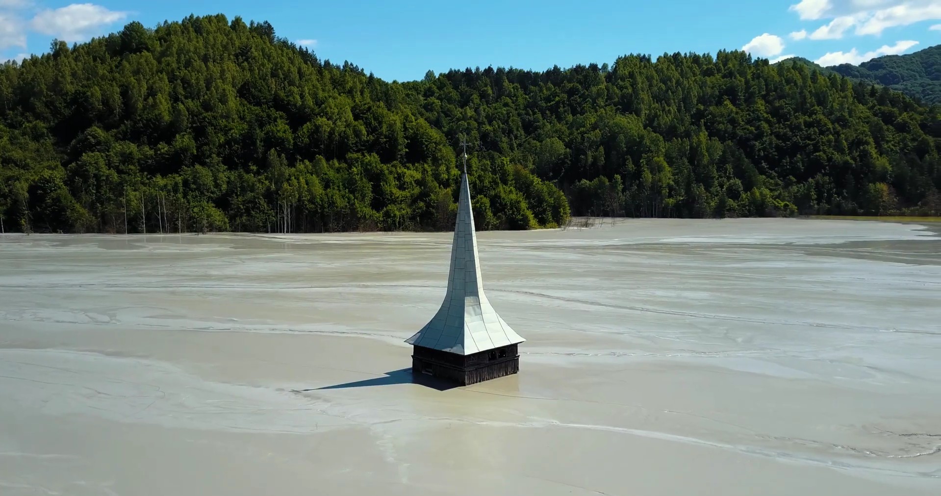 Biserica scufundată într-un lac toxic. Satul românesc dispărut care a devenit atracție pentru turiști