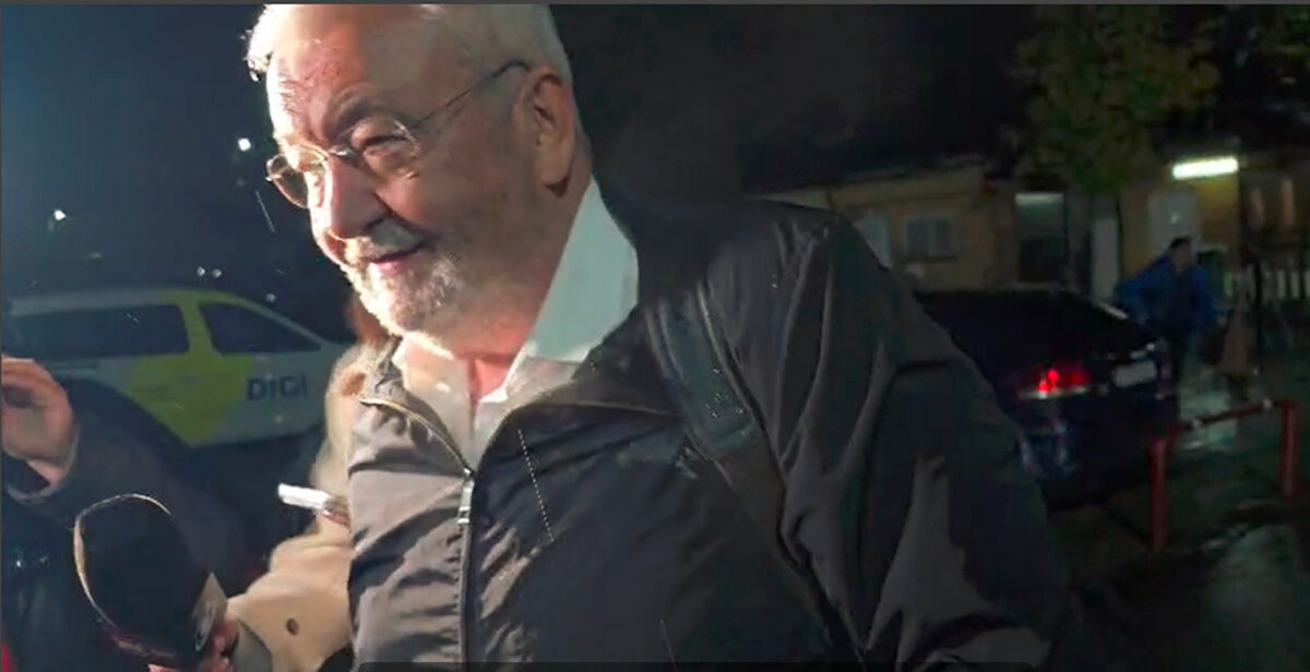 Imagini cu Sebastian Vlădescu și Ionuț Costea la ieșirea din închisoare. Au fost întâmpinați de Ceaușescu