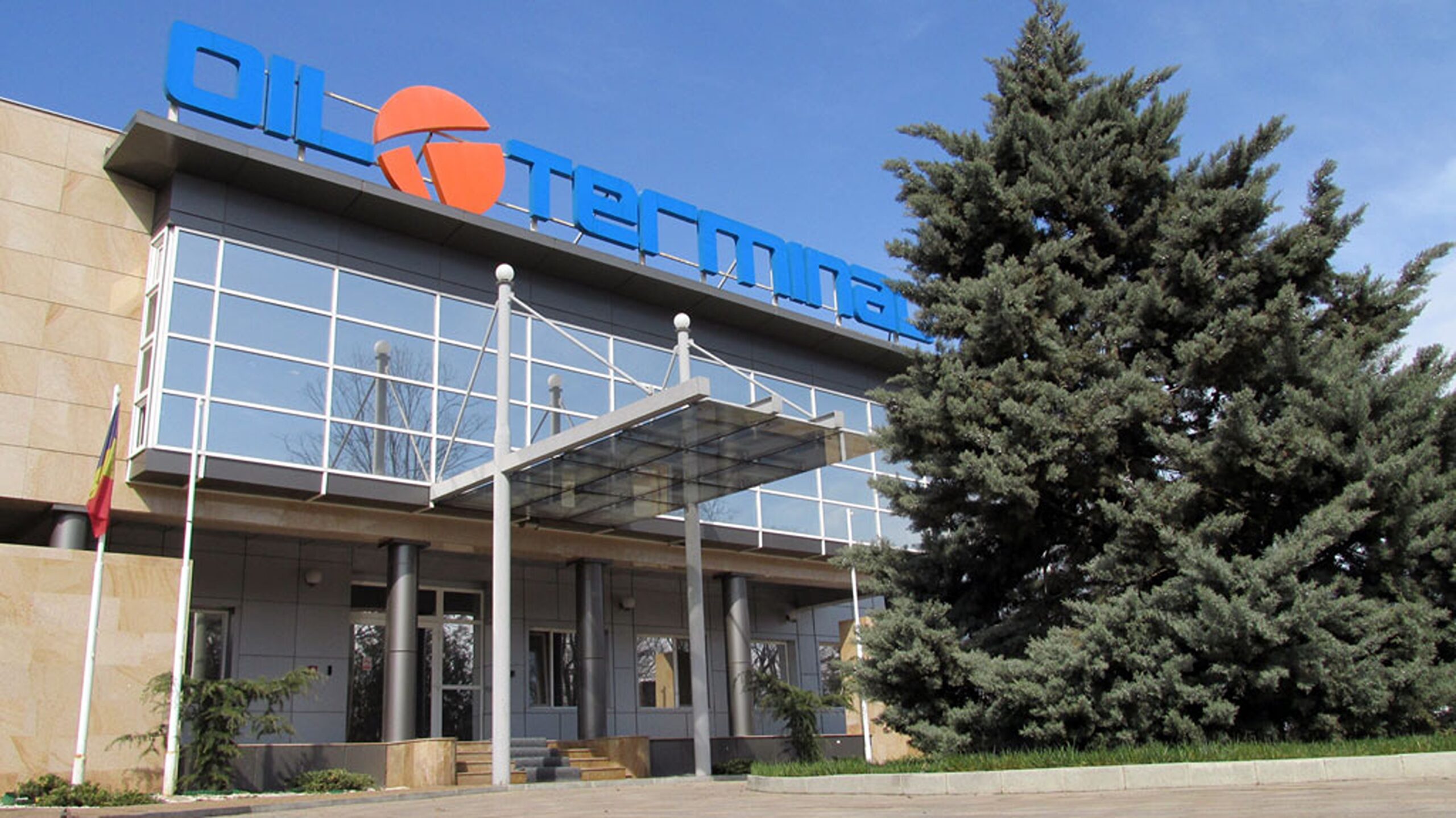 DIICOT anchetează o schemă transfrontalieră: 11 firme din România, alimentate cu petrol rusesc